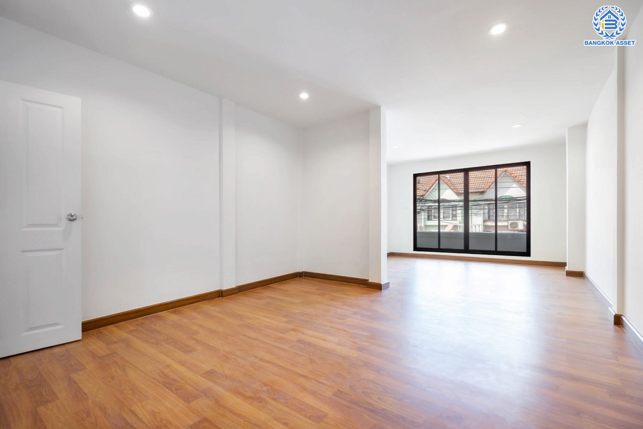 บ้านมือสองตกแต่งใหม่ ติด MRT "สถานีบางกระสอ" ม.นารีนคร รัตนาธิเบศร์ ตอบโจทย์ทุกการอยู่อาศัย ฟังก์ชั่น 2 ห้องนอนใหญ่ 2 ห้องน้ำ ต่อเติมครัวเคาน์เตอร์ และโรงจอดรถ บนทำเลดีที่สุด! ใกล้เซ็นทรัลรัตนาธิเบศร์ และจุดขึ้นทางด่วน "งามวงศ์วาน"